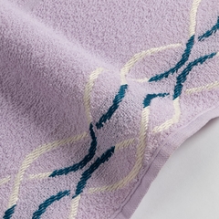 Toalha de Banho World em delicada cor lavanda. Confeccionada com 100% algodão, oferece maciez e conforto para o seu banho. Uma opção perfeita para momentos de relaxamento e bem-estar.