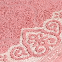 Desfrute de um banho envolvente com a Toalha de Banho Marrocos em cor rosa chiclete. Feita com algodão 100% macio e felpudo, proporciona conforto e absorção excepcionais. Ideal para momentos de relaxamento e cuidado pessoal.