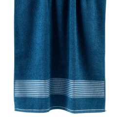 Toalha de Banho Marcella macia e felpuda, feita de 100% algodão para um toque suave na pele. A cor azul adiciona um toque de serenidade ao seu banheiro. Desfrute do conforto e da durabilidade desta toalha de alta qualidade.