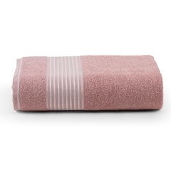 A toalha de banho Marcella em confete é macia, felpuda e feita de 100% algodão. Alegre e vibrante, essa cor traz um toque de diversão ao seu banheiro. Desfrute do conforto e da qualidade desta toalha durável e absorvente.