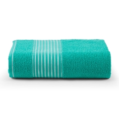 Toalha de Banho Marcella macia e felpuda em 100% algodão, na cor azul água, proporcionando um toque suave e aconchegante após o banho. Aproveite a qualidade e durabilidade desta toalha avulsa, perfeita para o seu momento de relaxamento.