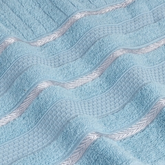 Toalha de banho Bellagio em algodão macio e felpudo, na cor tranquili. Aproveite a sensação de tranquilidade e conforto ao envolver-se nesta toalha de alta qualidade. Composta por 100% de algodão, oferece absorção excepcional e suavidade ao toque.