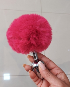 PLUG ANAL EM METAL POMPOM MÉDIO - comprar online