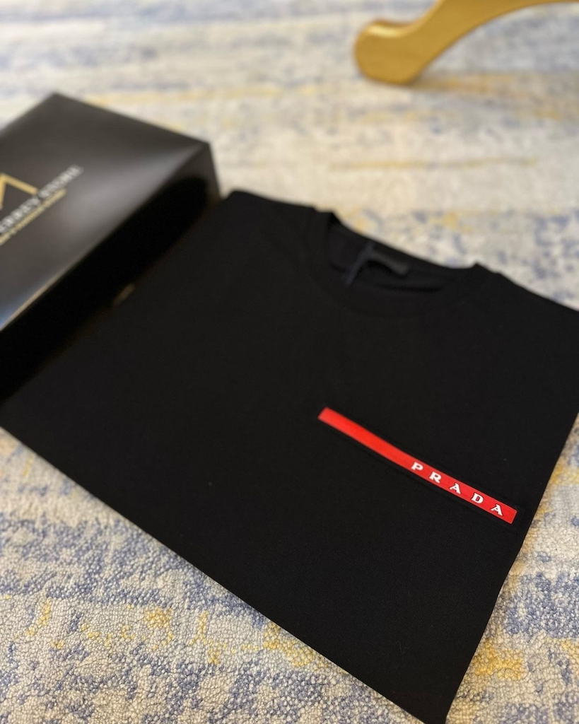 Camiseta Prada basica col logo vermelho em borracha Prada