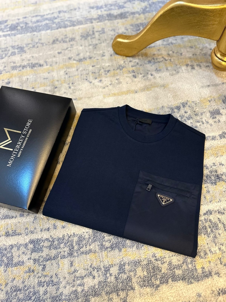 Camiseta Prada Masculina Rubberized Blue Logo Cinza