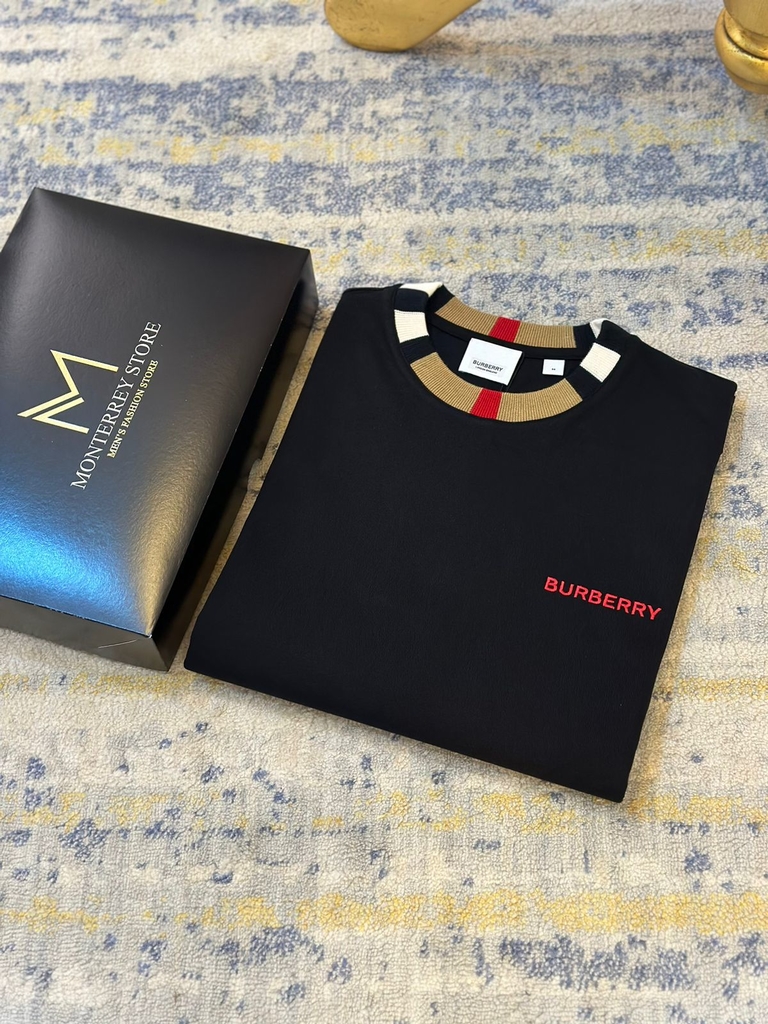 Camiseta com gola xadrez Burberry e nome bordado