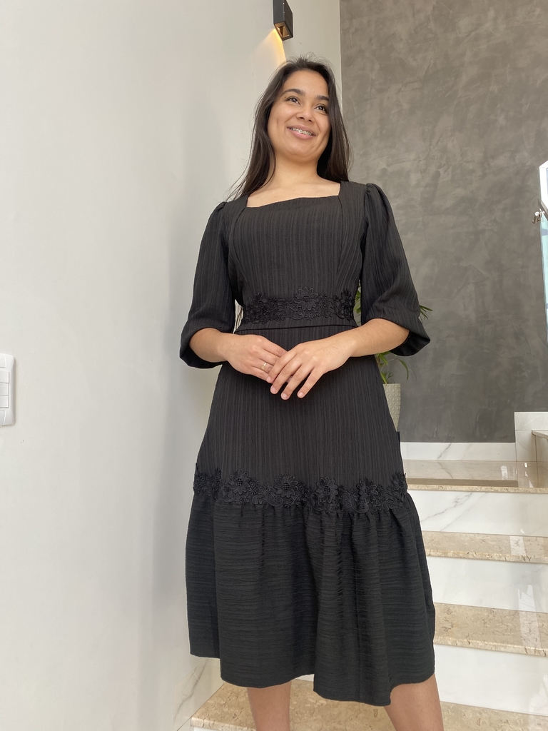 Vestido midi sale preto solto