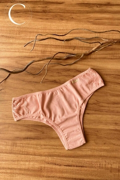 REF 332 CALCINHA TANGA EM COTTON COM DETALHES EM RENDA NA LATERAL