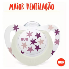 CHUPETA STAR GLOW 6+ MESES - NUK BRILHA NO ESCURO - BabyBee Store