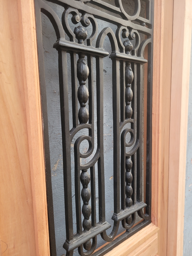 Puerta de entrada en doble hoja colonial en hierro- Cod: 6080