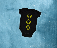 Pañalero Smiley Vibes – Bebé con Estilo Rockero en internet