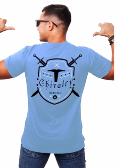 Camisa Azul Claro Estampa Brasão Chivalry - comprar online