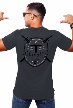 Camisa Grafite Estampa Brasão Chivalry - comprar online