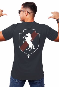 Camisa Grafite Estampa Emblema Cavalo - comprar online