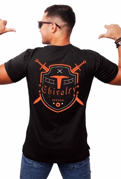 Camisa Preta Estampa Brasão Chivalry - comprar online