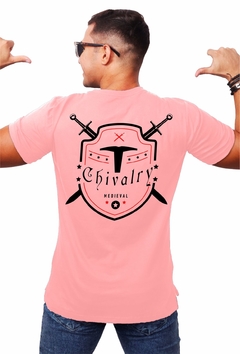 Camisa Rosa Estampa Brasão Chivalry - comprar online