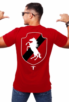 Camisa Vermelha Estampa Emblema Cavalo - comprar online