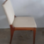 Cadeira Com detalhe em couro no encosto na internet