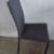 Cadeira cinza revestida na internet