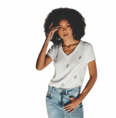 Blusa de malha branca decote V com bordado.