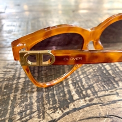 Clover Casual Acetate na internet