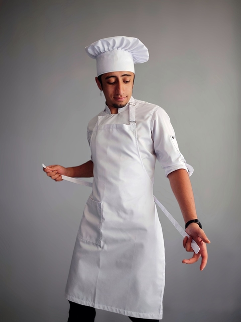 Hombre Chef En Delantal Negro En Casa Cocina Pone Pimienta Roja En Tazón De  Vidrio Cuenta Foto de archivo - Imagen de pone, necesidades: 216535714