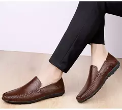 CLOHOO-Sapatos masculinos de couro genuíno, deslizamento casual no mocassim, co - comprar online