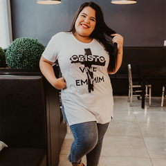 Camiseta Long Feminina Plus Size Cristo vive em mim