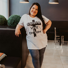 Camiseta Long Feminina Plus Size Cristo vive em mim - comprar online