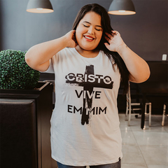 Camiseta Long Feminina Plus Size Cristo vive em mim na internet