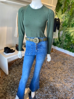 Calça jeans flare com detalhe de botões - comprar online