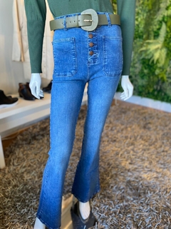 Calça jeans flare com detalhe de botões