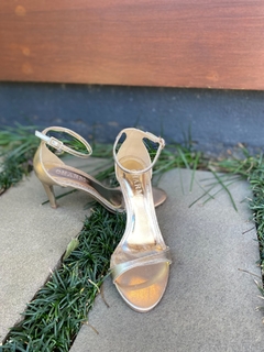 Sandália salto fino em couro dourada na internet