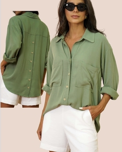 Camisa verde em viscolinho com botões nas costas na internet