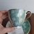 Taza de té suelta verde y blanca en internet