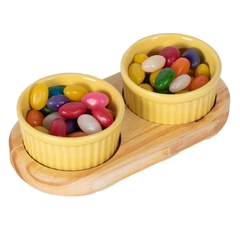 PETISQUEIRA DE MADEIRA COM 2 RAMEKIN POTINHOS PORCELANA AMARELA PARA PETISCO MOLHOS DOCES AZEITONA 100ML CADA - La Nacasa Utilidades