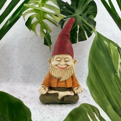 Imagem do Duende Gnomo Zen Meditando Posição Lotus Estatueta Decorativa em Resina Yoga Anão de Jardim Sentado Transmite Paz Interi