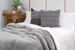 Acolchado Flannel con corderito gris claro