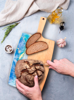 Tabla de Cortar y Servir Rectangular con Mango Artesanal Decorada con Resina "Olas de Mar" - tienda en línea