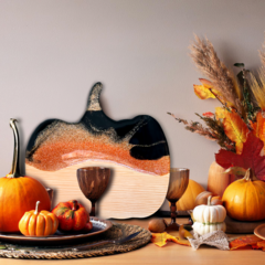 Tabla de cortar y servir artesanal en forma de calabaza decorada con resina diseño Otoño.