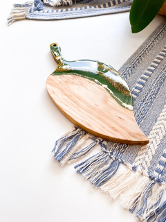 Imagen de Tabla de Cortar y Servir Artesanal en forma de Hoja decorada con resina.