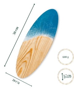 Imagen de Tabla de madera decorada con resina olas de mar | Forma de tabla de surf | Tabla para Quesos/Picar/Charcuteria