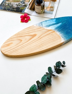 Imagen de Tabla de madera decorada con resina olas de mar | Forma de tabla de surf | Tabla para Quesos/Picar/Charcuteria