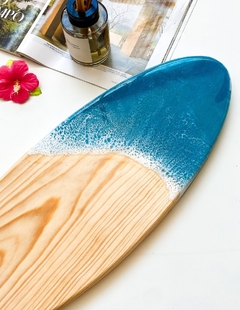 Tabla de madera decorada con resina olas de mar | Forma de tabla de surf | Tabla para Quesos/Picar/Charcuteria - comprar en línea