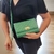 Bolsa Clutch em couro verde bandeira - LEONEH