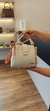 Imagem do Bolsa Vida Leoneh em couro off white e laranja