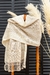 Manta Pashmina de lana de llama tejida a mano en telar de peine. Abrigo otoño invierno.  textil tradicional de los pueblos andinos.