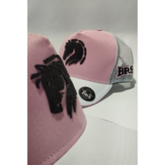 Boné Trucker Bruto Rústico e Sistemático Unissex Rosa Silk Alto Relevo Cavalo - comprar online