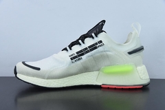 Tênis Adidas NMD V3 Crystal White Signal Green Solar Pink na internet