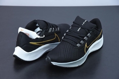 Imagem do Tênis Nike Air Zoom Pegasus 38 Black Metallic Gold Coin